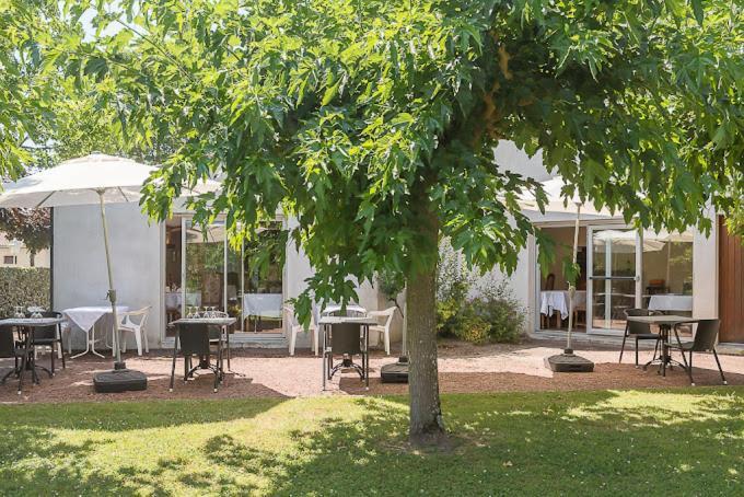 Hotel Platanes - Kb Hotel Group Etauliers Экстерьер фото