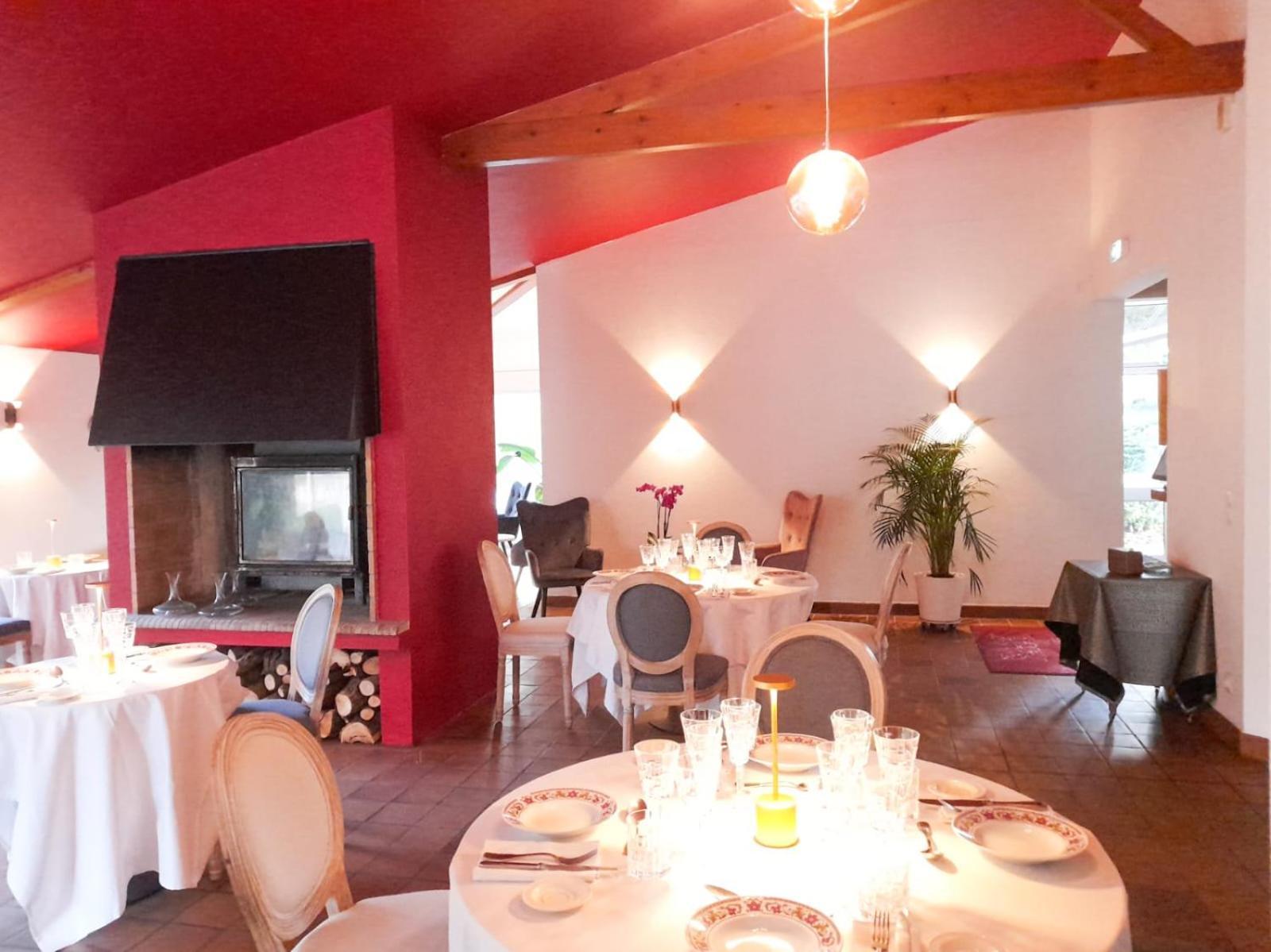 Hotel Platanes - Kb Hotel Group Etauliers Экстерьер фото