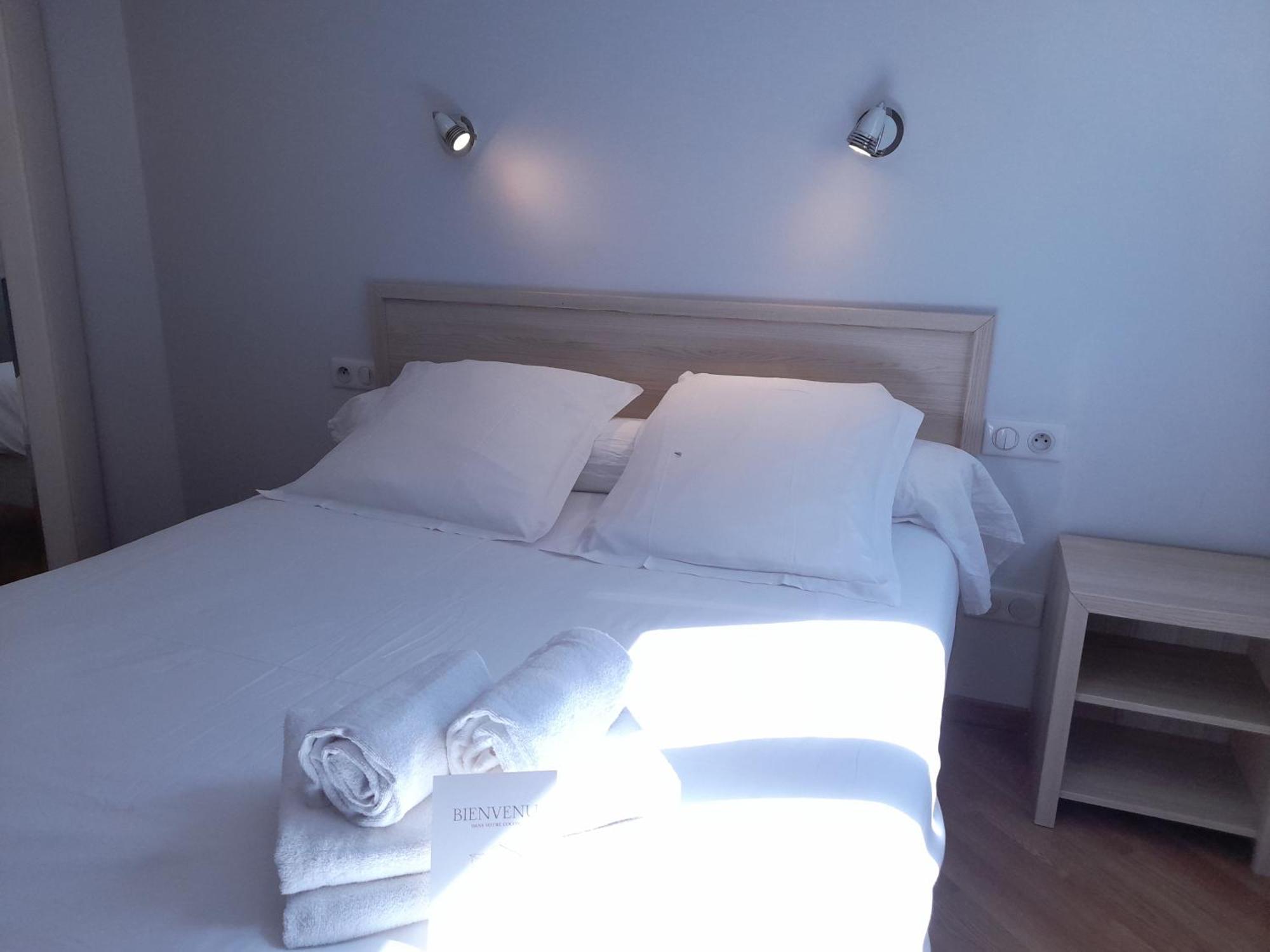 Hotel Platanes - Kb Hotel Group Etauliers Экстерьер фото