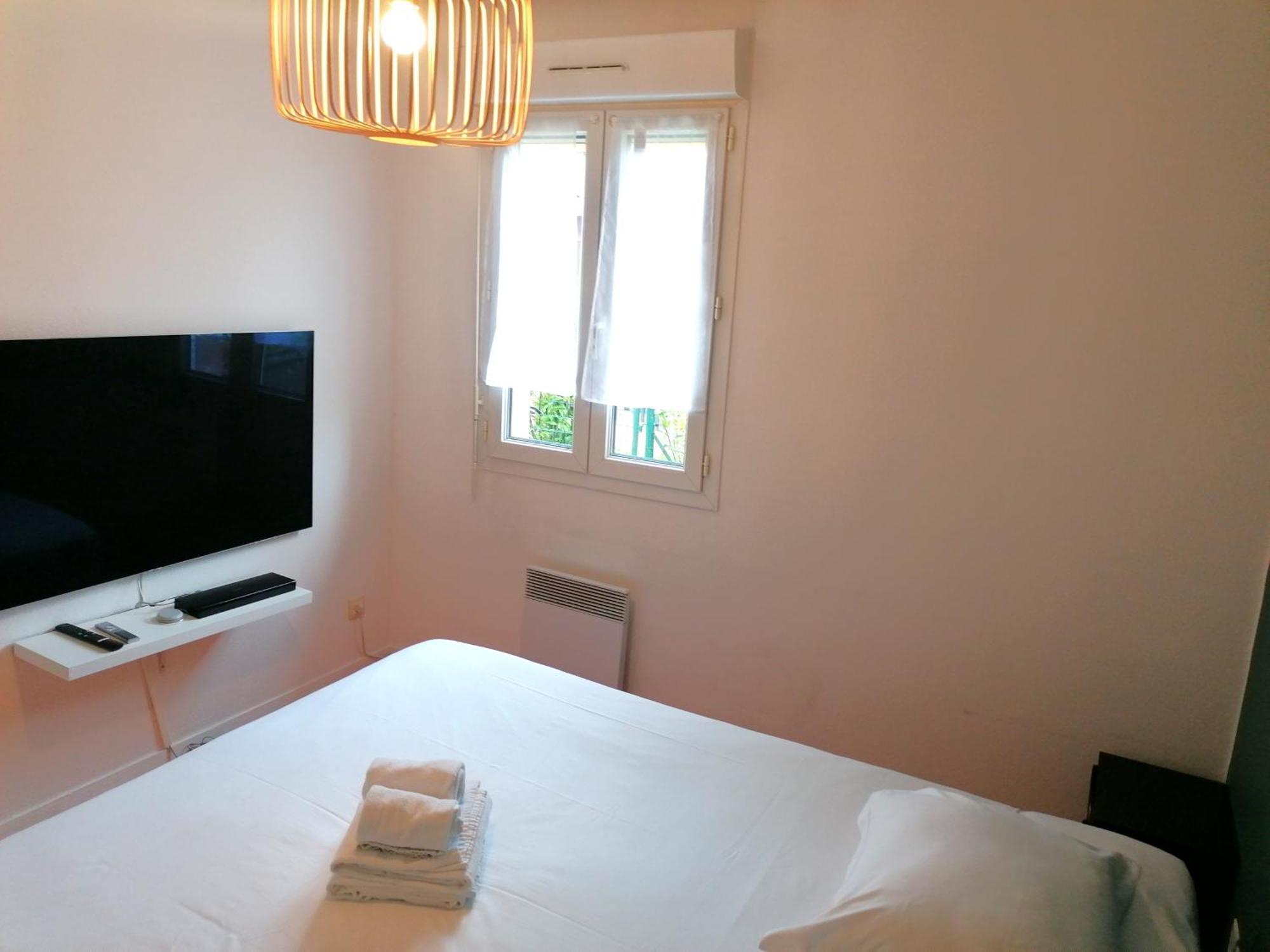 Hotel Platanes - Kb Hotel Group Etauliers Экстерьер фото