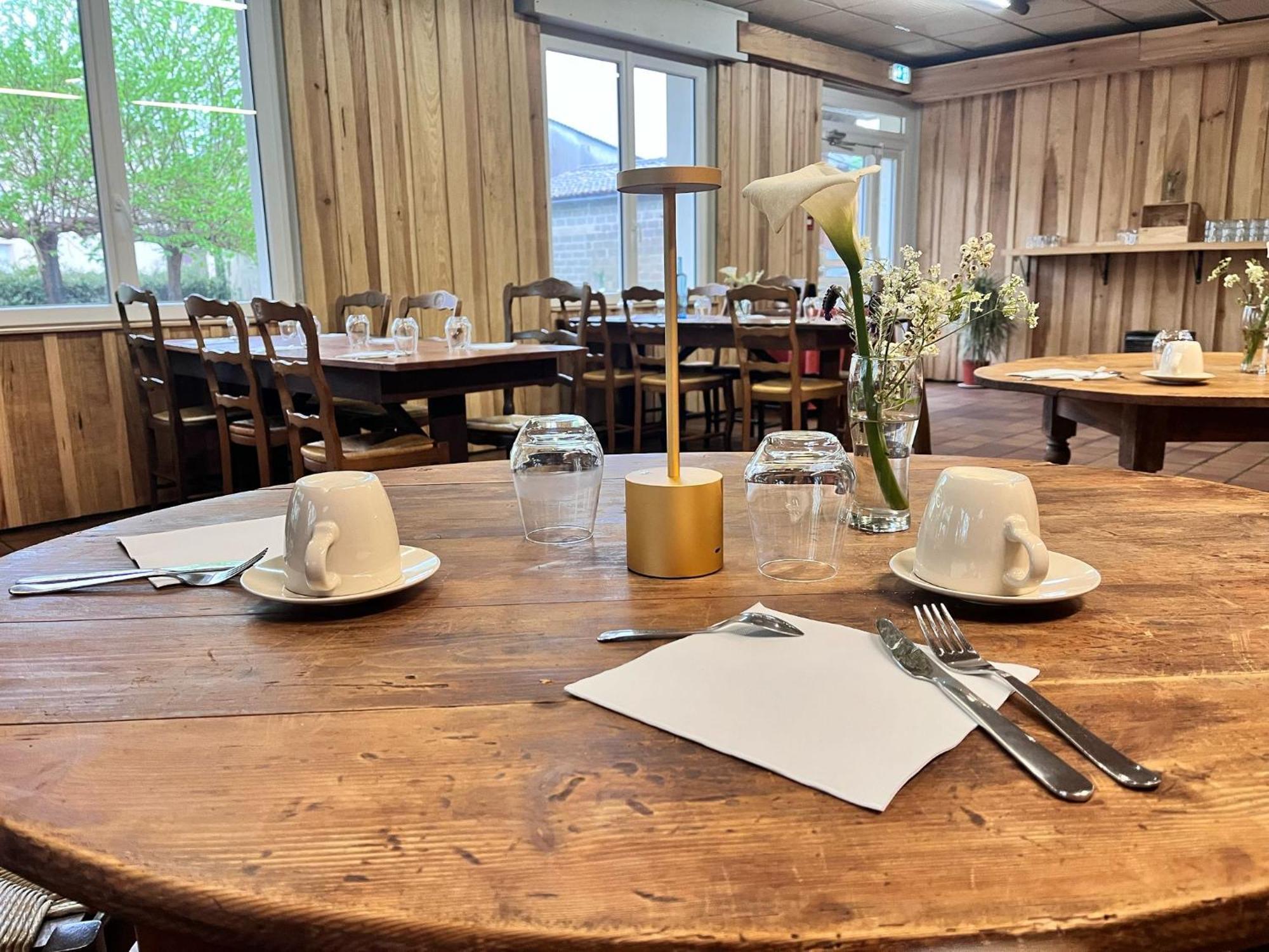 Hotel Platanes - Kb Hotel Group Etauliers Экстерьер фото